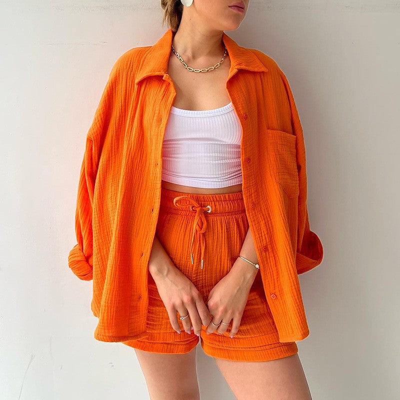 Ensemble décontracté et tendance grande taille : chemise à manches longues à revers champray, short taille haute à cordon, chemise grande taille, short à cordon.