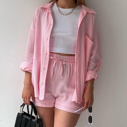 Ensemble décontracté et tendance grande taille : chemise à manches longues à revers champray, short taille haute à cordon, chemise grande taille, short à cordon.