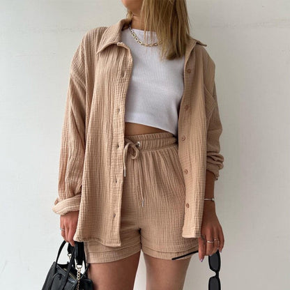 Ensemble décontracté et tendance grande taille : chemise à manches longues à revers champray, short taille haute à cordon, chemise grande taille, short à cordon.