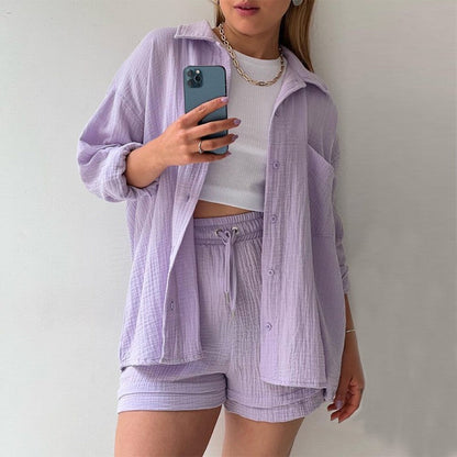 Ensemble décontracté et tendance grande taille : chemise à manches longues à revers champray, short taille haute à cordon, chemise grande taille, short à cordon.