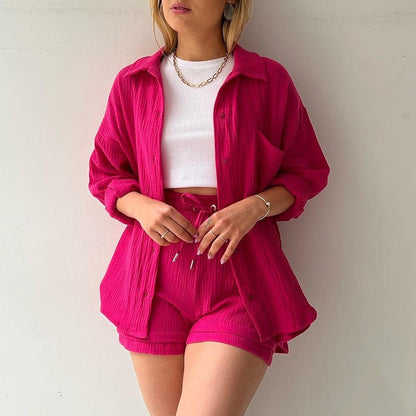 Ensemble décontracté et tendance grande taille : chemise à manches longues à revers champray, short taille haute à cordon, chemise grande taille, short à cordon.