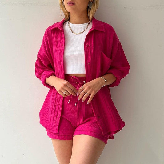 Ensemble décontracté et tendance grande taille : chemise à manches longues à revers champray, short taille haute à cordon, chemise grande taille, short à cordon.