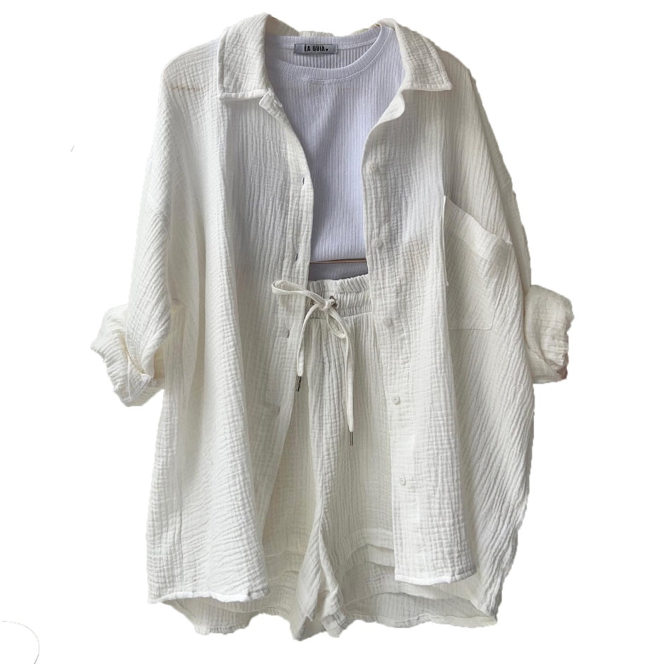 Ensemble décontracté et tendance grande taille : chemise à manches longues à revers champray, short taille haute à cordon, chemise grande taille, short à cordon.
