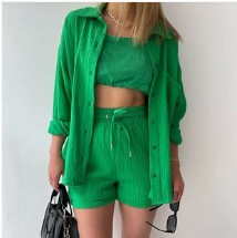 Ensemble décontracté et tendance grande taille : chemise à manches longues à revers champray, short taille haute à cordon, chemise grande taille, short à cordon.
