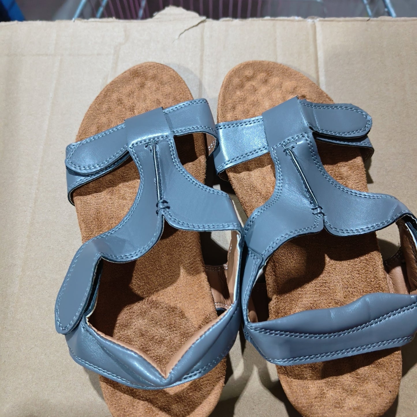 Sandales compensées à plateforme pour femmes, avec bride velcro et semelles épaisses.
